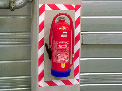 Маркиране на пожарогасител с червено-бяла лента 3M 767 Tape